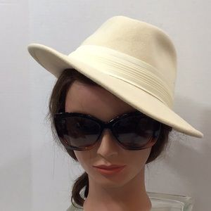 Vintage Chelton cream color wool felt fedora hat
